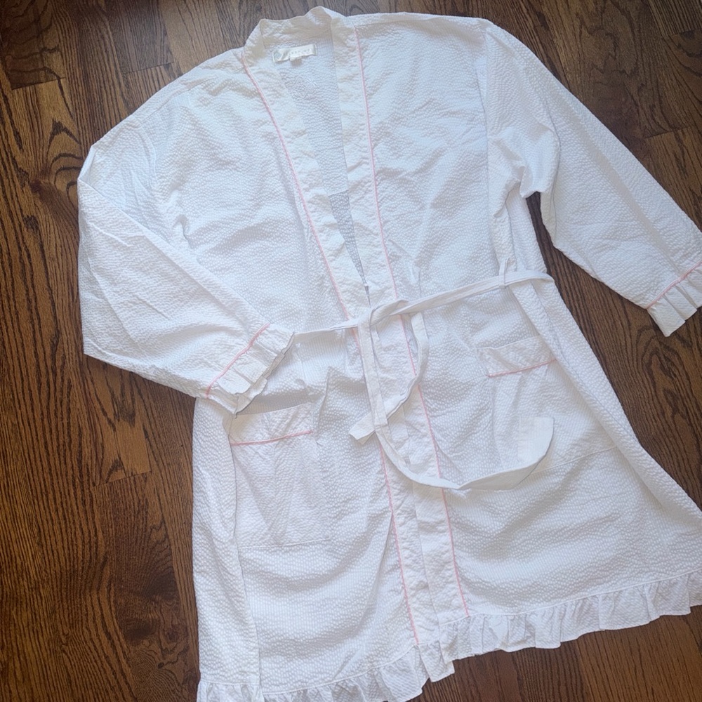 Eileen West White Seersucker Robe with Pink Trim